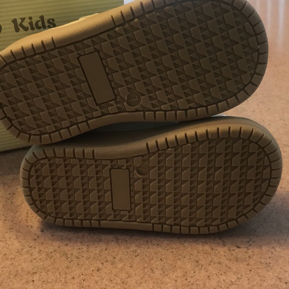 NWOT- Toddler/Rainbow Kids white patent sneakers. - Picture 3 of 8